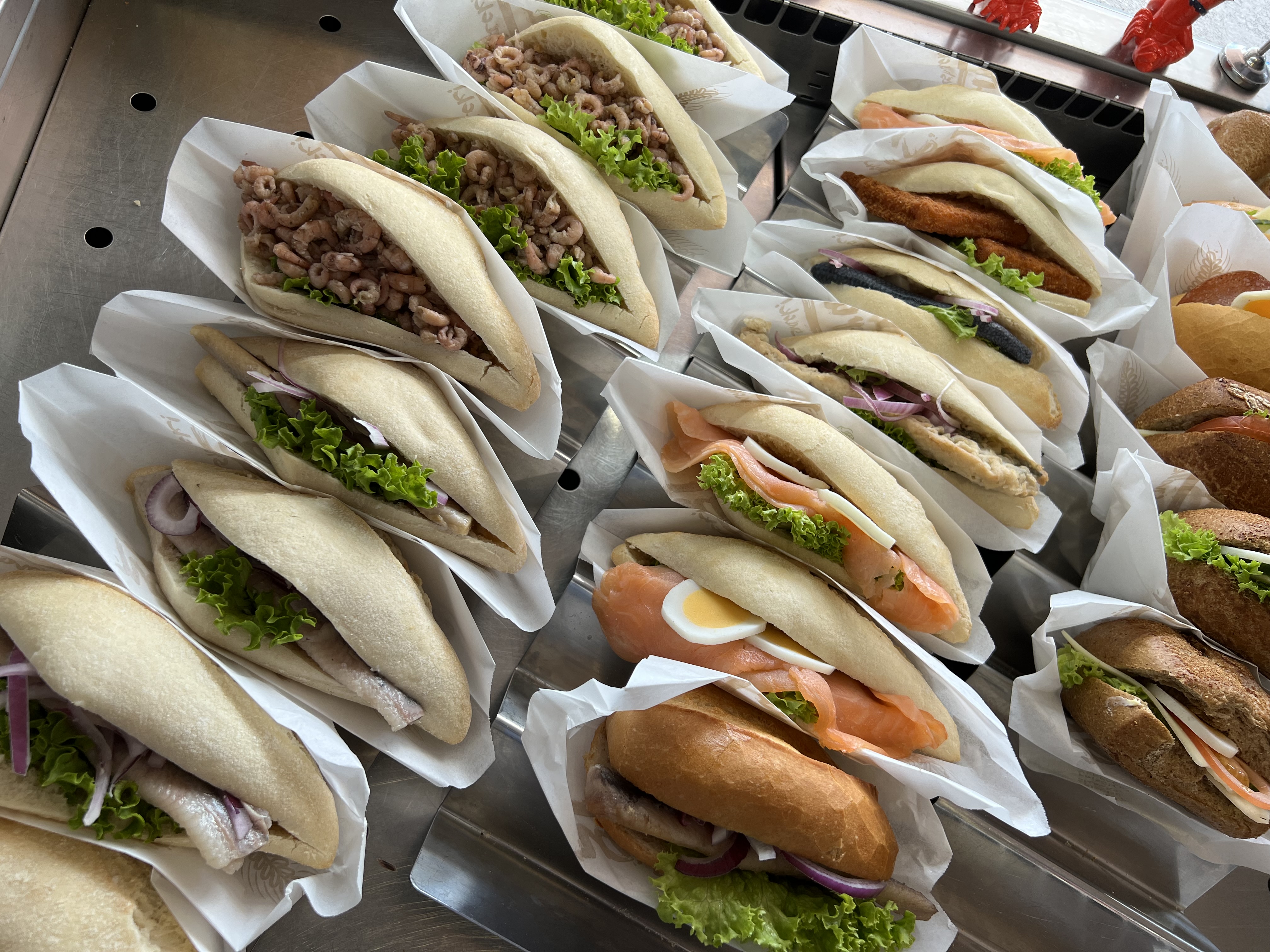 Nordseekrabben auf knusprigem Broetchen